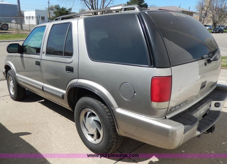 image for item D8043 2000 Chevrolet Blazer LT SUV