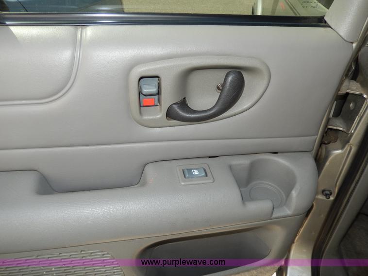 image for item D8043 2000 Chevrolet Blazer LT SUV