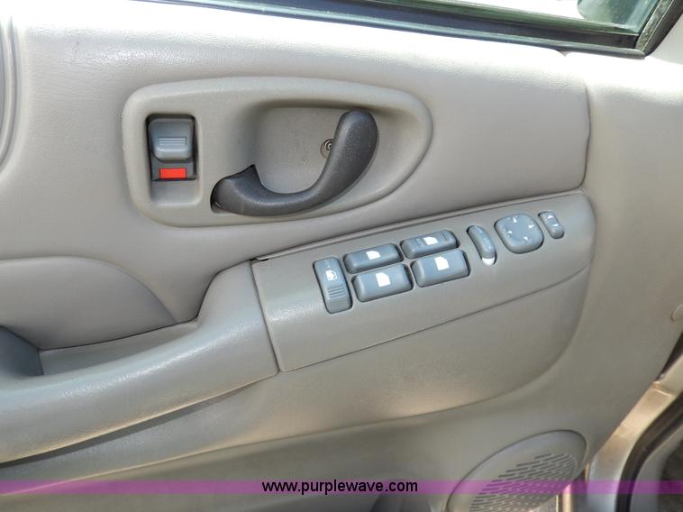 image for item D8043 2000 Chevrolet Blazer LT SUV