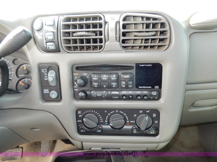 image for item D8043 2000 Chevrolet Blazer LT SUV