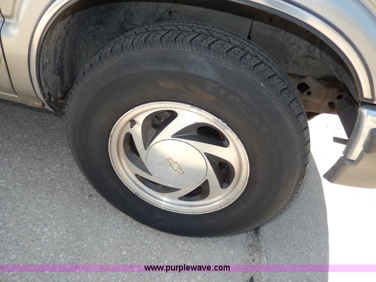 image for item D8043 2000 Chevrolet Blazer LT SUV