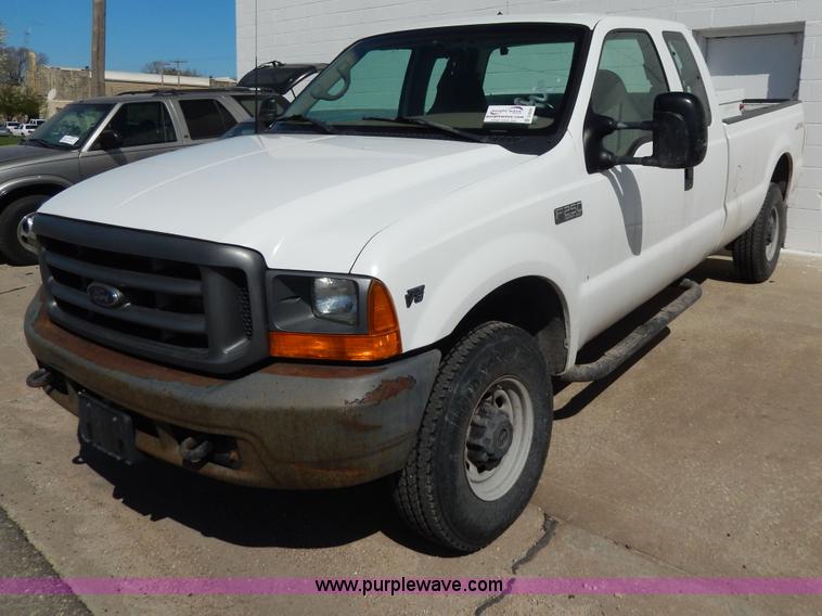image for item D8045 1999 Ford F250 Super Duty SuperCab pickup truck