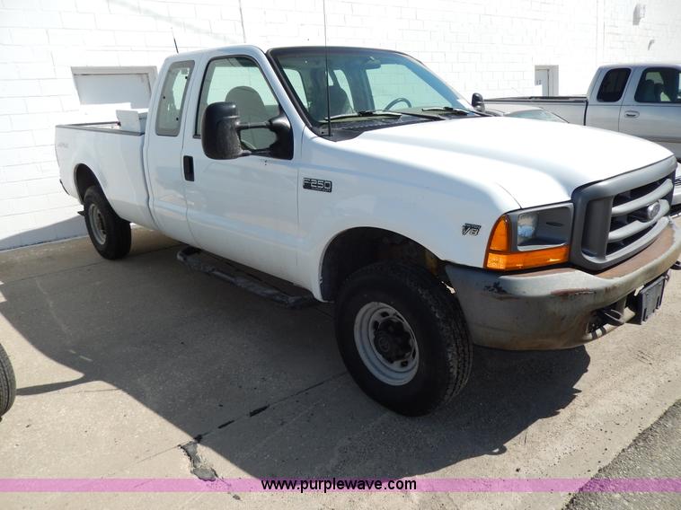 image for item D8045 1999 Ford F250 Super Duty SuperCab pickup truck
