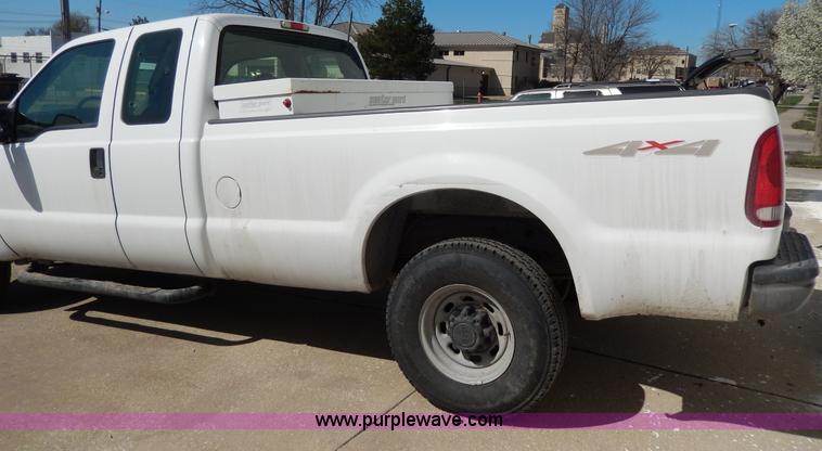 image for item D8045 1999 Ford F250 Super Duty SuperCab pickup truck