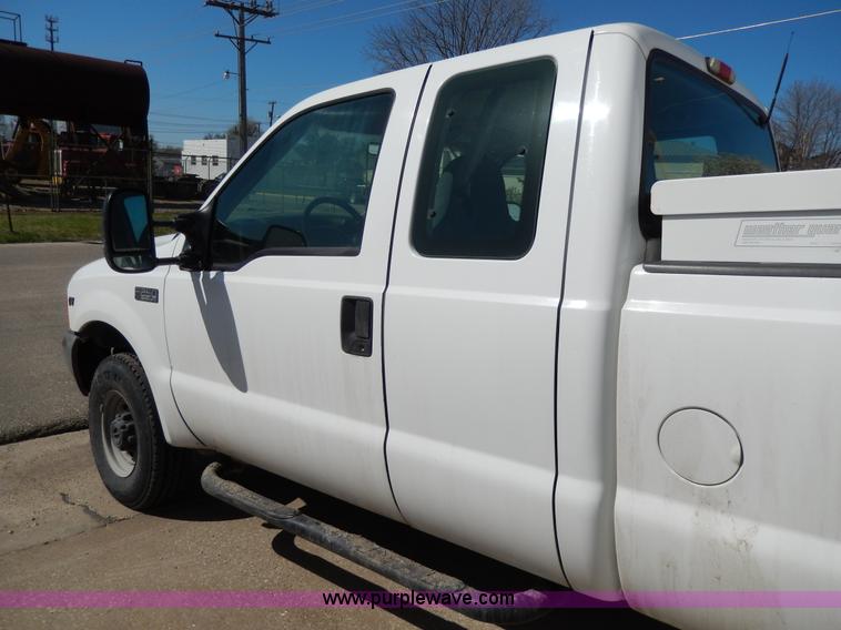 image for item D8045 1999 Ford F250 Super Duty SuperCab pickup truck