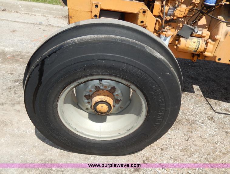 image for item D8054 1988 Case 485-380B tractor