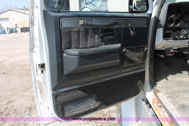 image for item E3335 1989 GMC TopKick 7000 EMS building maintenance truck