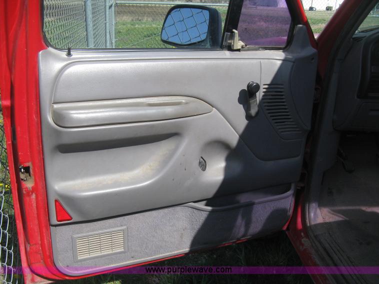 image for item E3382 1995 Ford F250 XL pickup truck