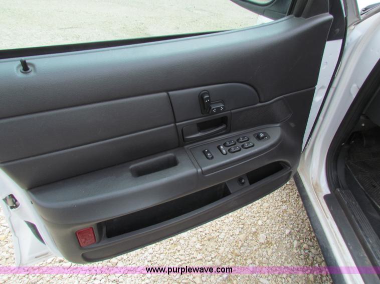 image for item F8642 2005 Ford Crown Victoria Police Interceptor