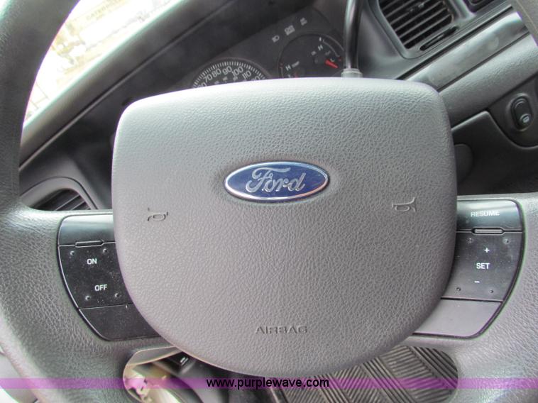 image for item F8642 2005 Ford Crown Victoria Police Interceptor