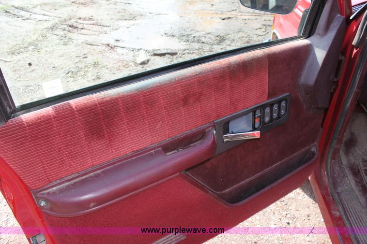 image for item F8696 1994 Chevrolet 1500 pickup truck