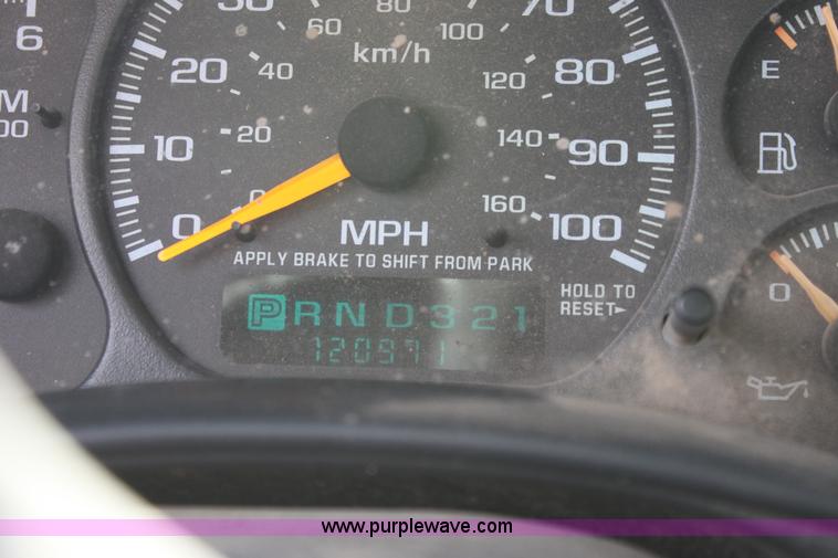 image for item F8697 1999 Chevrolet Silverado 1500 pickup truck