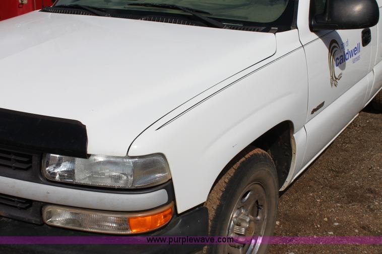 image for item F8697 1999 Chevrolet Silverado 1500 pickup truck