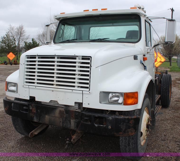 image for item G5049 1999 International 4700 cab and chassis