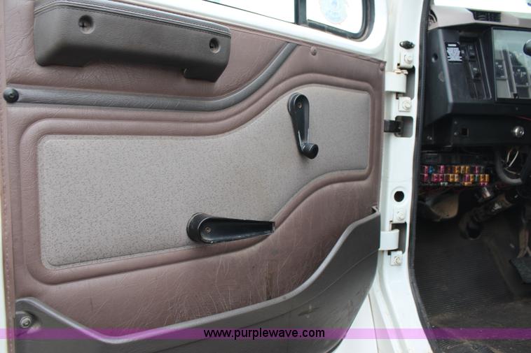 image for item G5049 1999 International 4700 cab and chassis