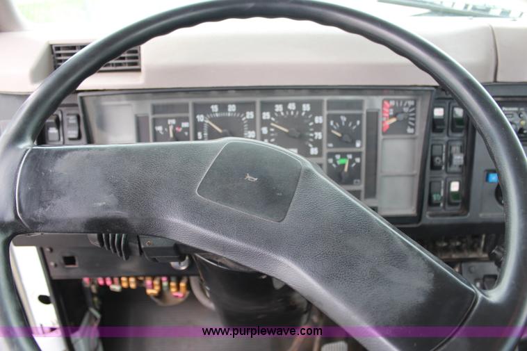 image for item G5049 1999 International 4700 cab and chassis