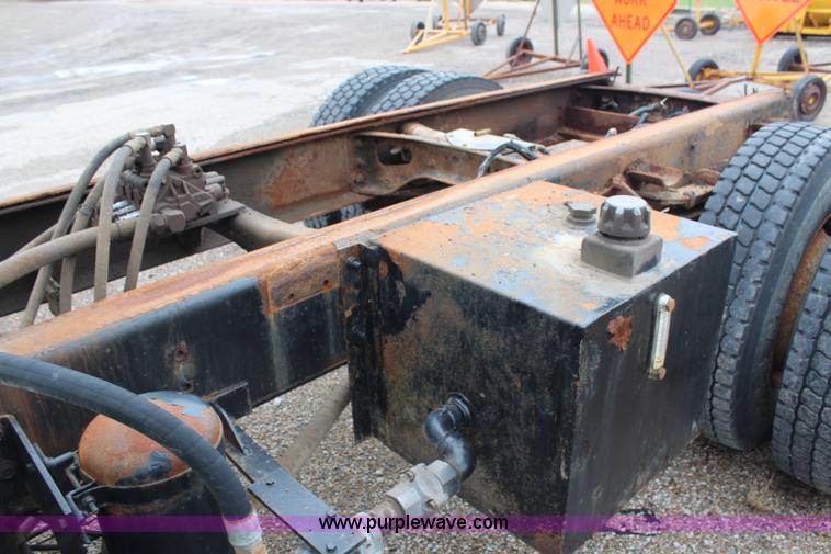 image for item G5049 1999 International 4700 cab and chassis