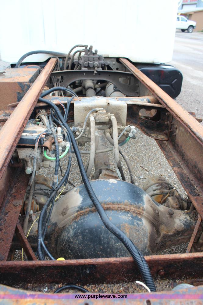 image for item G5049 1999 International 4700 cab and chassis