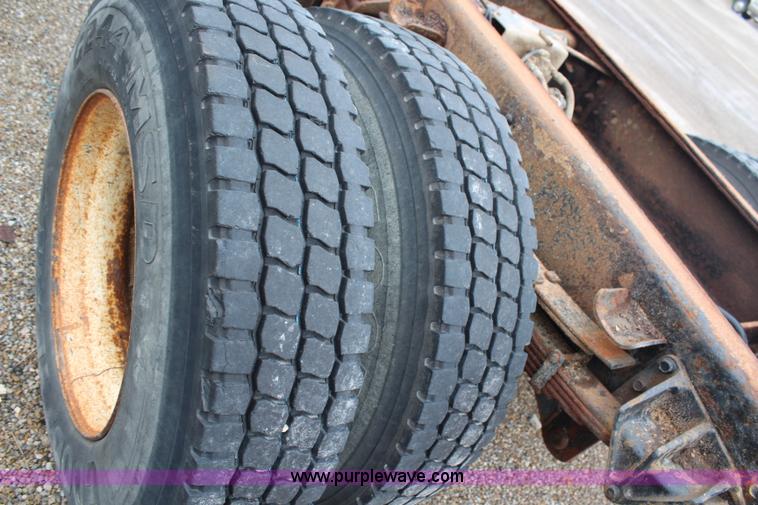 image for item G5049 1999 International 4700 cab and chassis