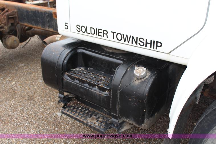 image for item G5049 1999 International 4700 cab and chassis