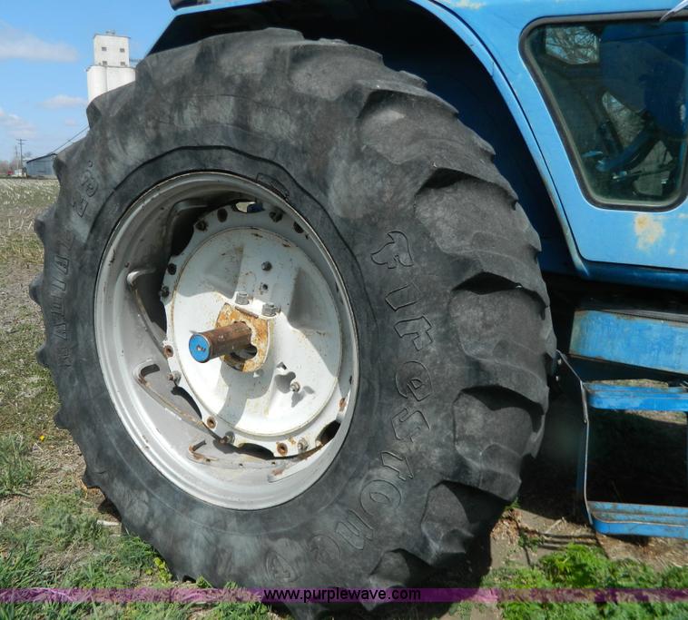 image for item G7830 1977 Ford 9700 tractor