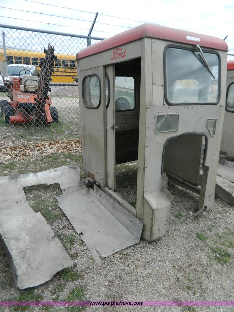 image for item W9036 Massey Ferguson 2135 tractor cab