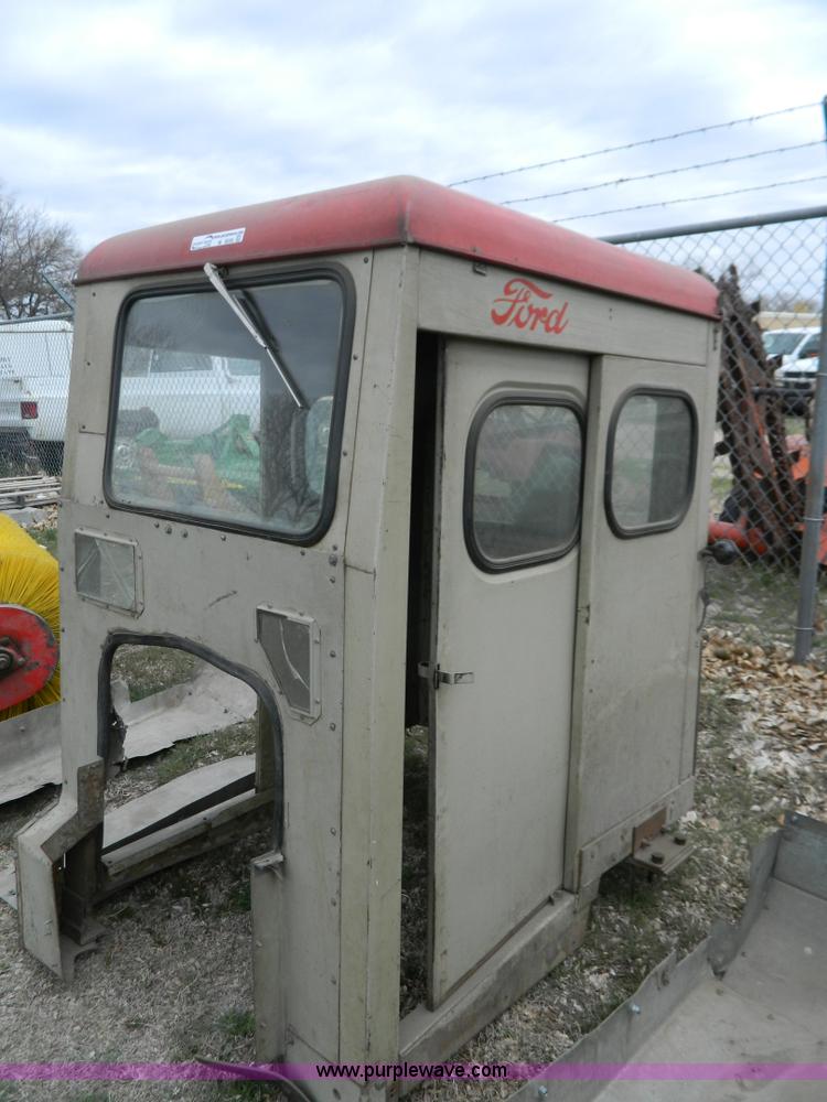 image for item W9036 Massey Ferguson 2135 tractor cab