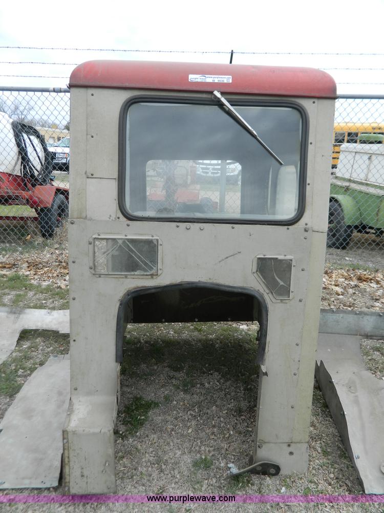 image for item W9036 Massey Ferguson 2135 tractor cab