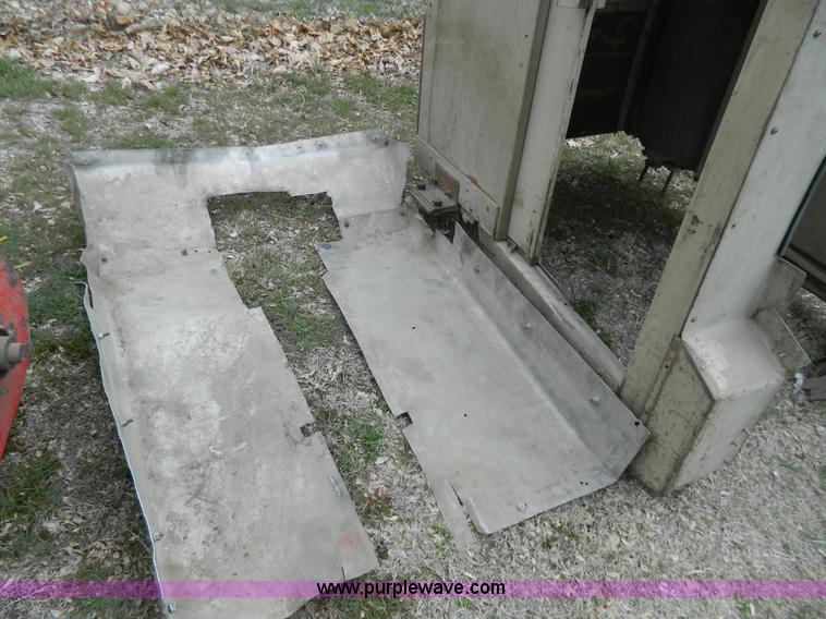 image for item W9036 Massey Ferguson 2135 tractor cab