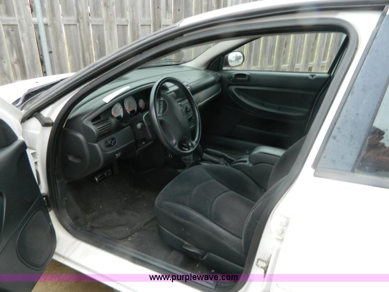 image for item Y9343 2004 Dodge Stratus SE