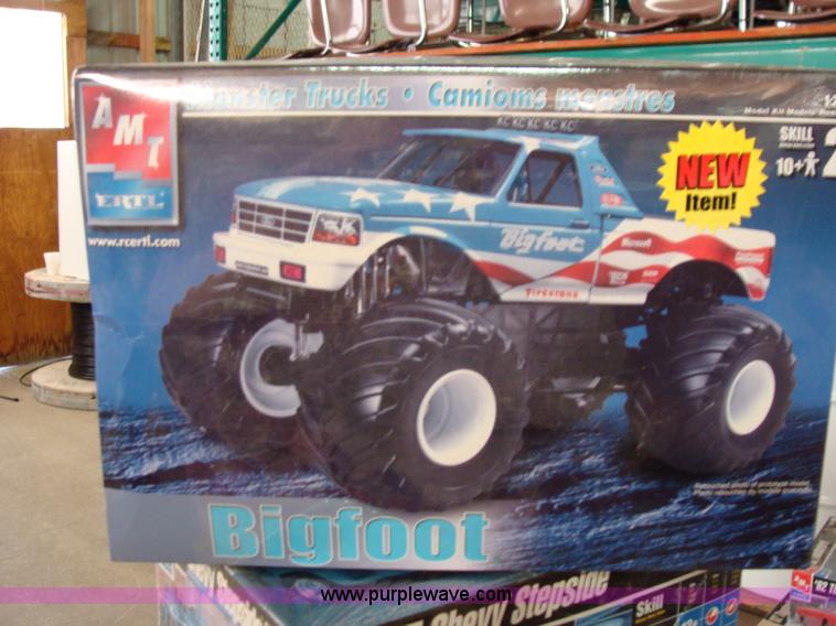 image for item Y9357 Assorted scale models