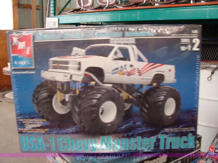 image for item Y9357 Assorted scale models