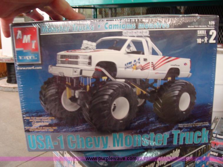 image for item Y9357 Assorted scale models