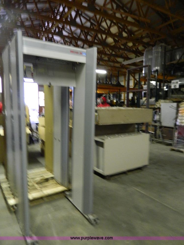 image for item Y9369 (3) metal detectors