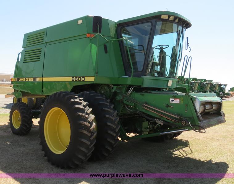 image for item B4733 1990 John Deere 9600 combine