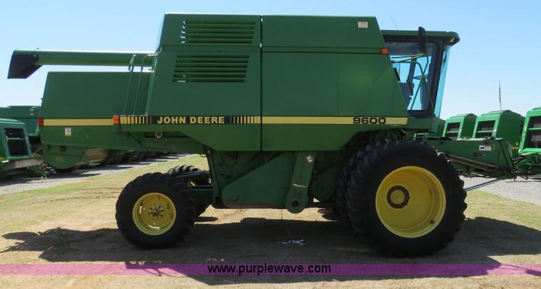 image for item B4733 1990 John Deere 9600 combine