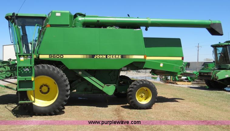 image for item B4733 1990 John Deere 9600 combine