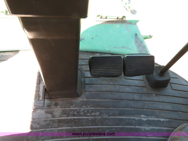 image for item B4733 1990 John Deere 9600 combine