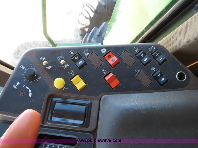 image for item B4733 1990 John Deere 9600 combine