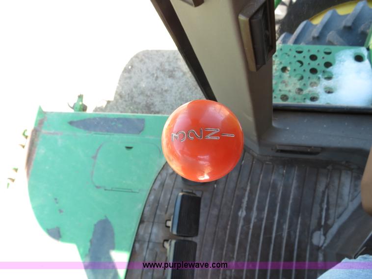 image for item B4733 1990 John Deere 9600 combine