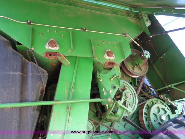 image for item B4733 1990 John Deere 9600 combine