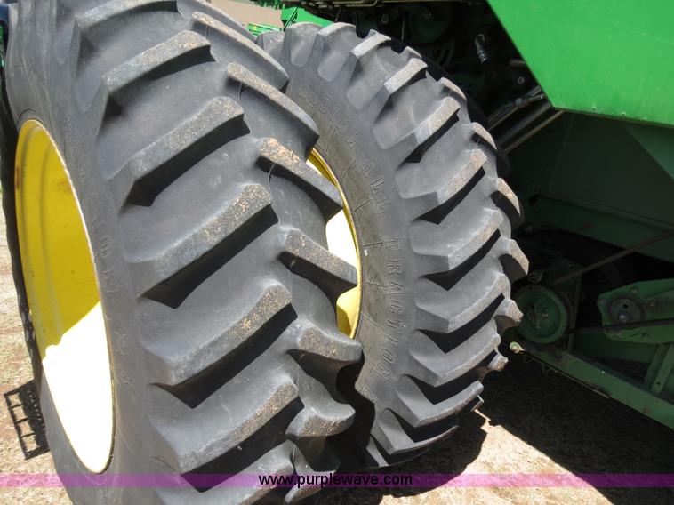 image for item B4733 1990 John Deere 9600 combine