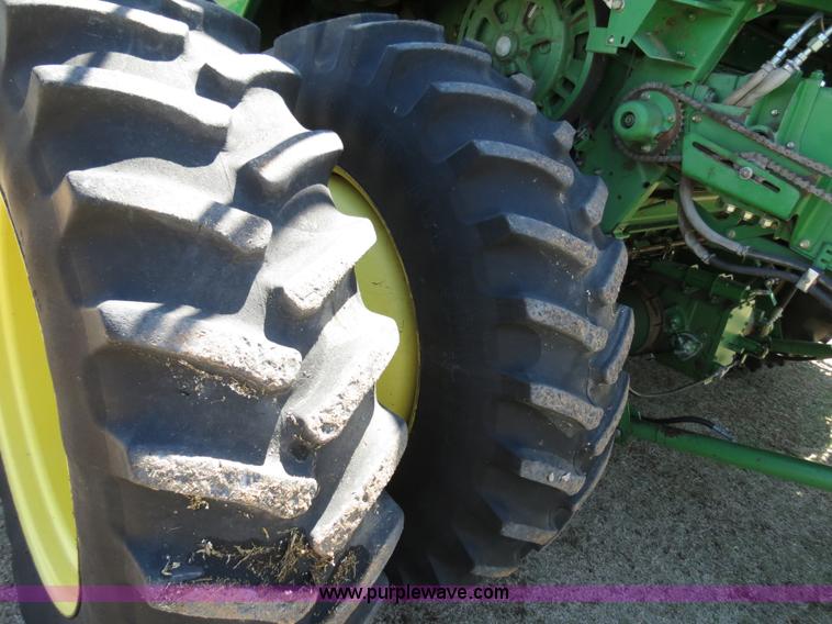 image for item B4733 1990 John Deere 9600 combine