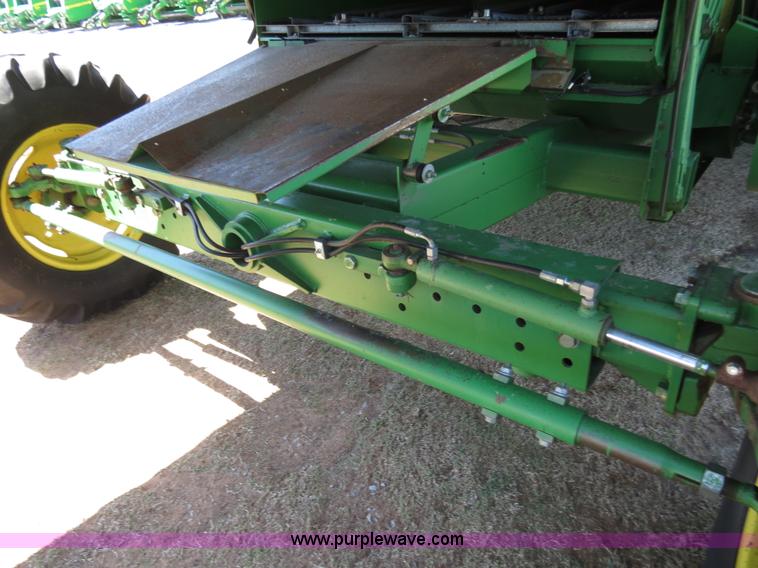 image for item B4733 1990 John Deere 9600 combine