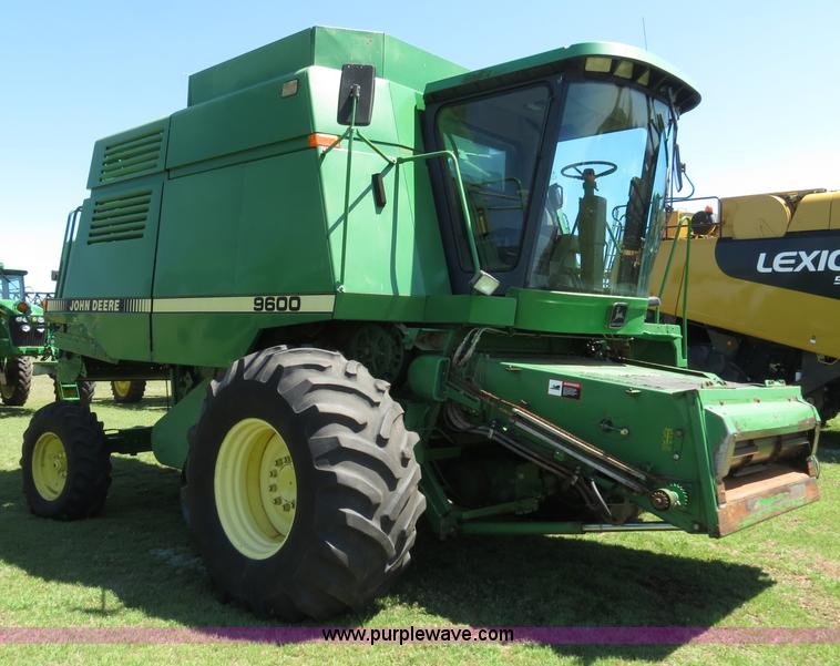 image for item B4737 1996 John Deere 9600 combine