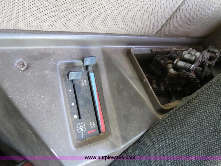 image for item B4737 1996 John Deere 9600 combine