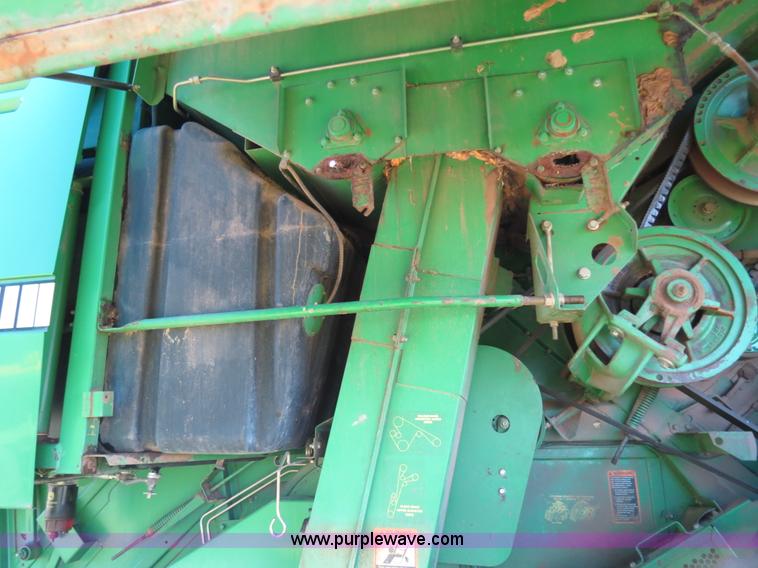 image for item B4737 1996 John Deere 9600 combine