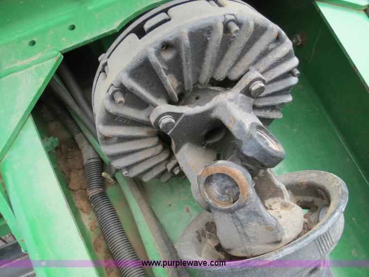image for item B4746 2007 John Deere 568 round baler