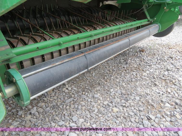 image for item B4746 2007 John Deere 568 round baler