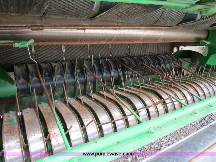 image for item B4746 2007 John Deere 568 round baler
